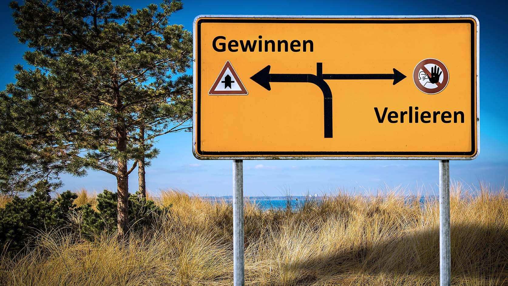 Gelbes Schild mit Richtungen